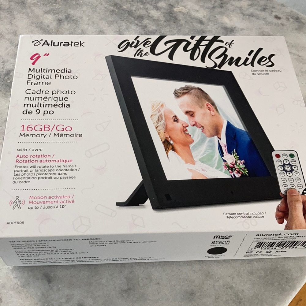 9 inch Aluratek digital photo frame